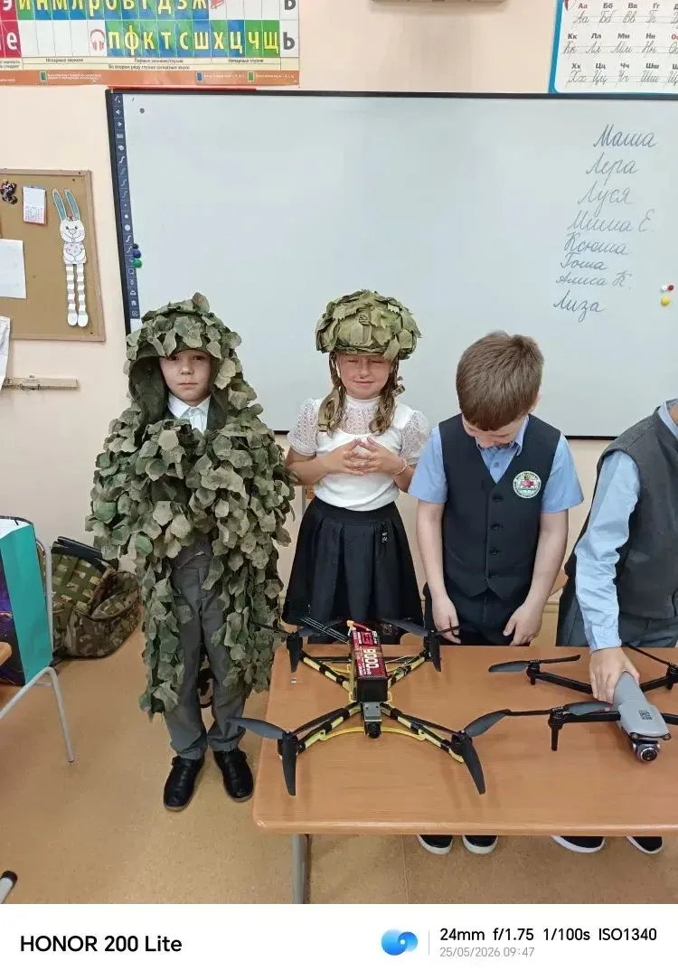🚁 Сегодня у нас был особенный гость!  В класс 1.7 заглянул выпускник Инны Ивановны Писаревой — Марк 