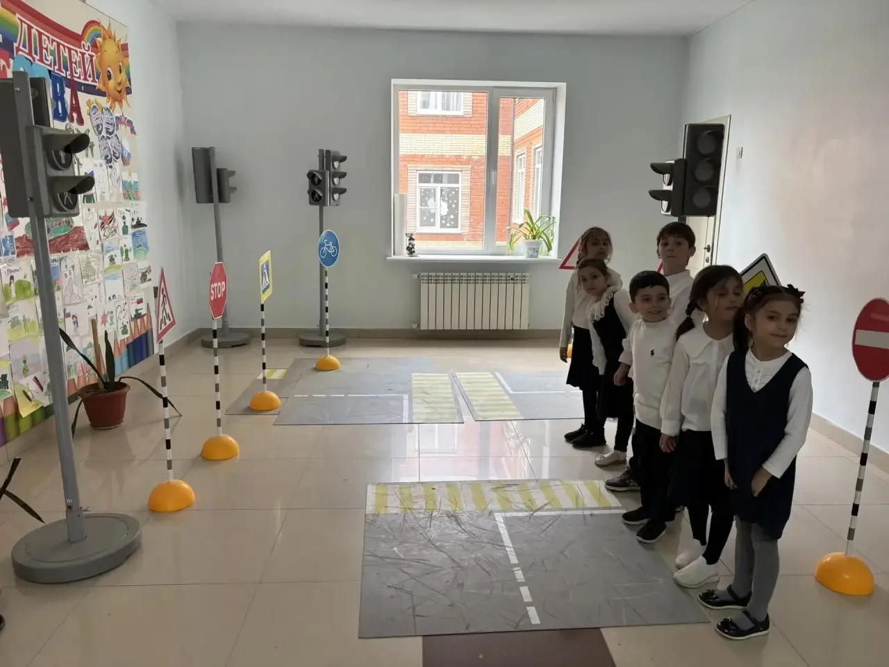 В «1» А классе прошел классный час на тему: «Я и дорога» 🚗 Юные ученики с интересом узнавали о прави