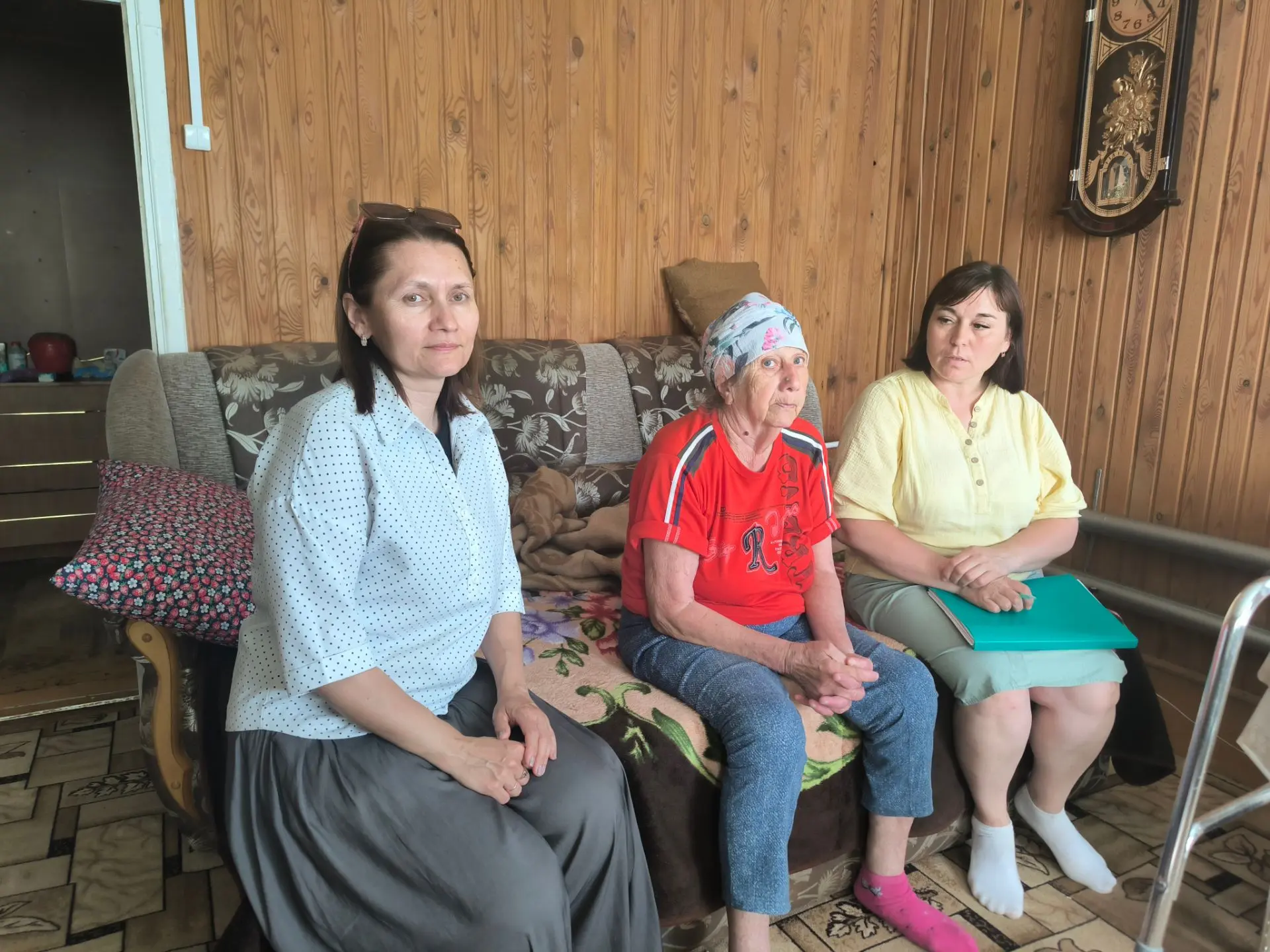 Специалисты по социальной работе Центра «Наз» Гульнара Хабиберахманова и Гузель Калимуллина выехали 
