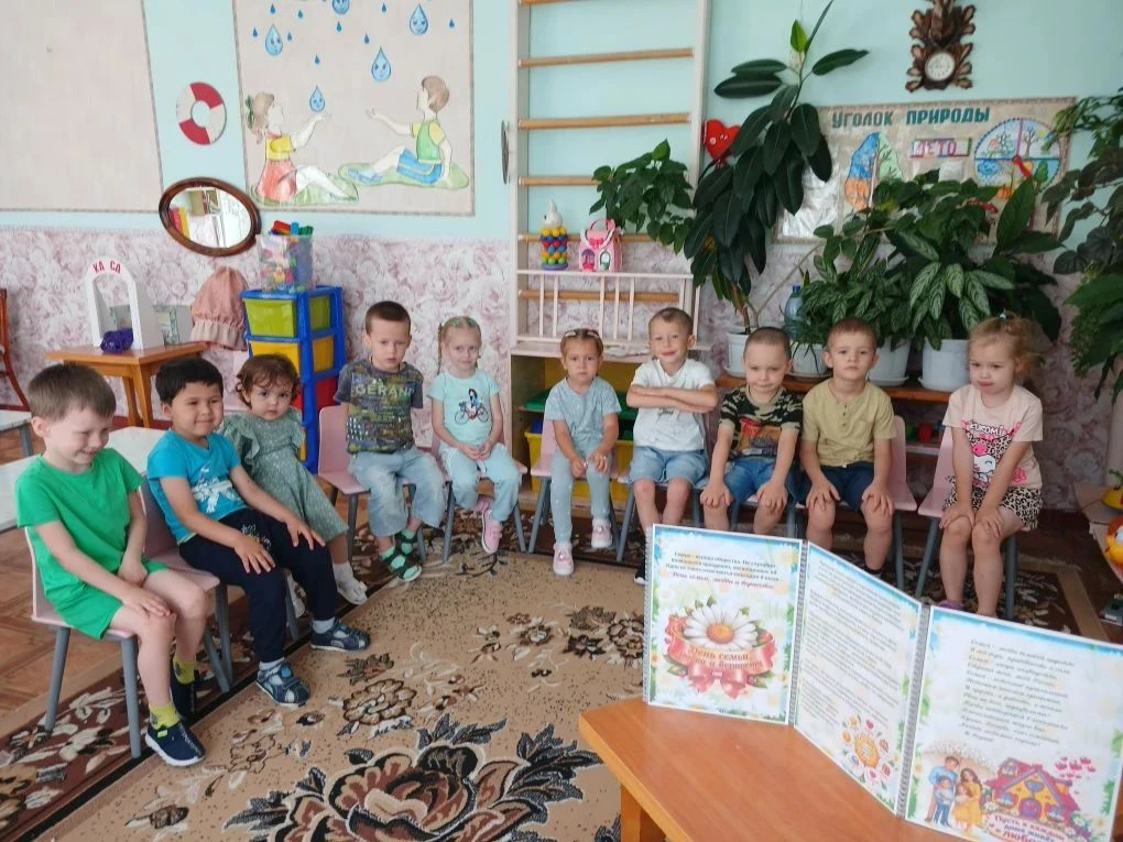 Ромашковое настроение и любовь в каждой детали! 🌼💐

В средней группе прошло занятие, посвящённое Д