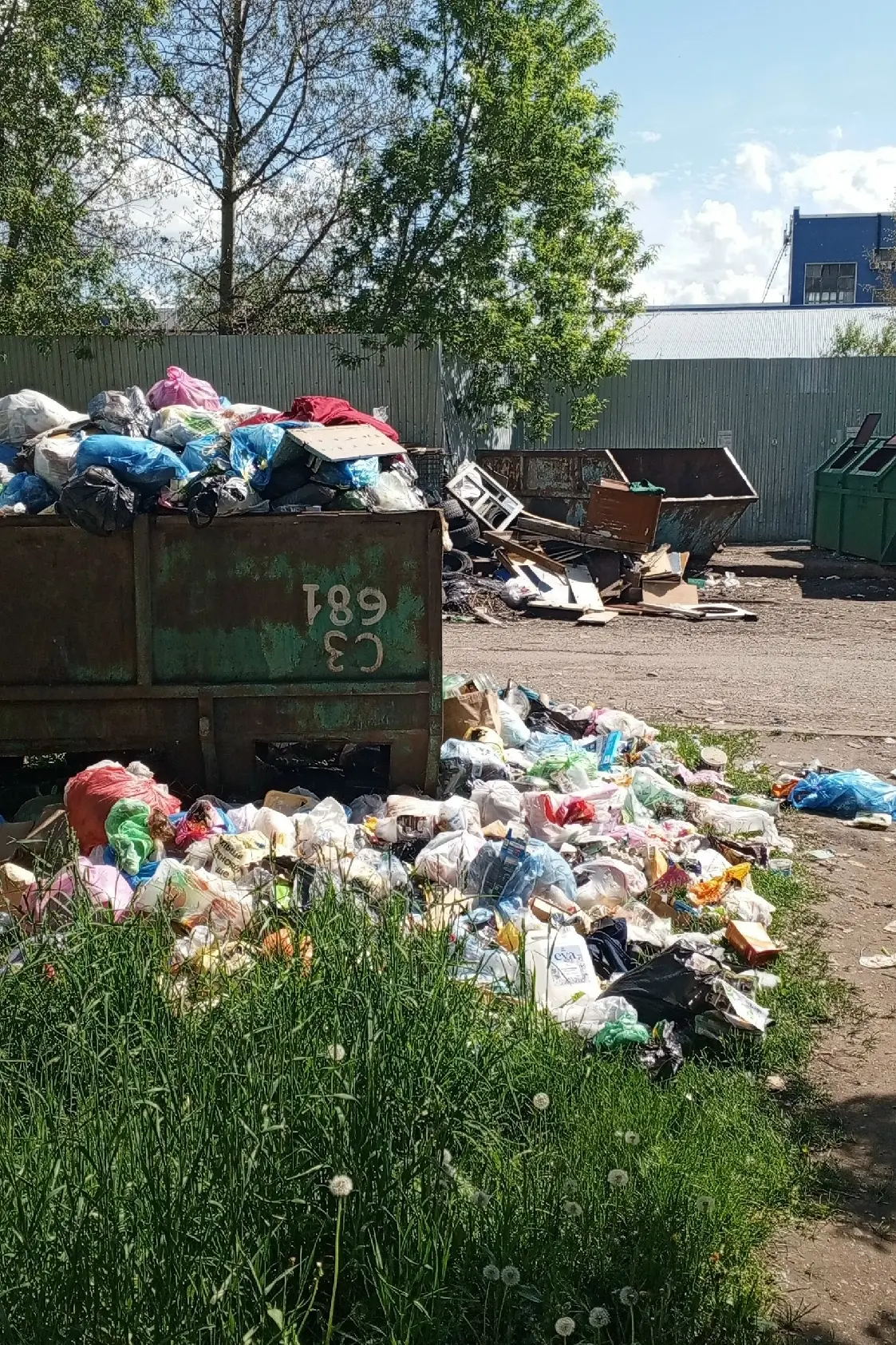 Вот такая свалка находится за домом по ул. Победы 6. Уже больше месяца не вывозится ста...