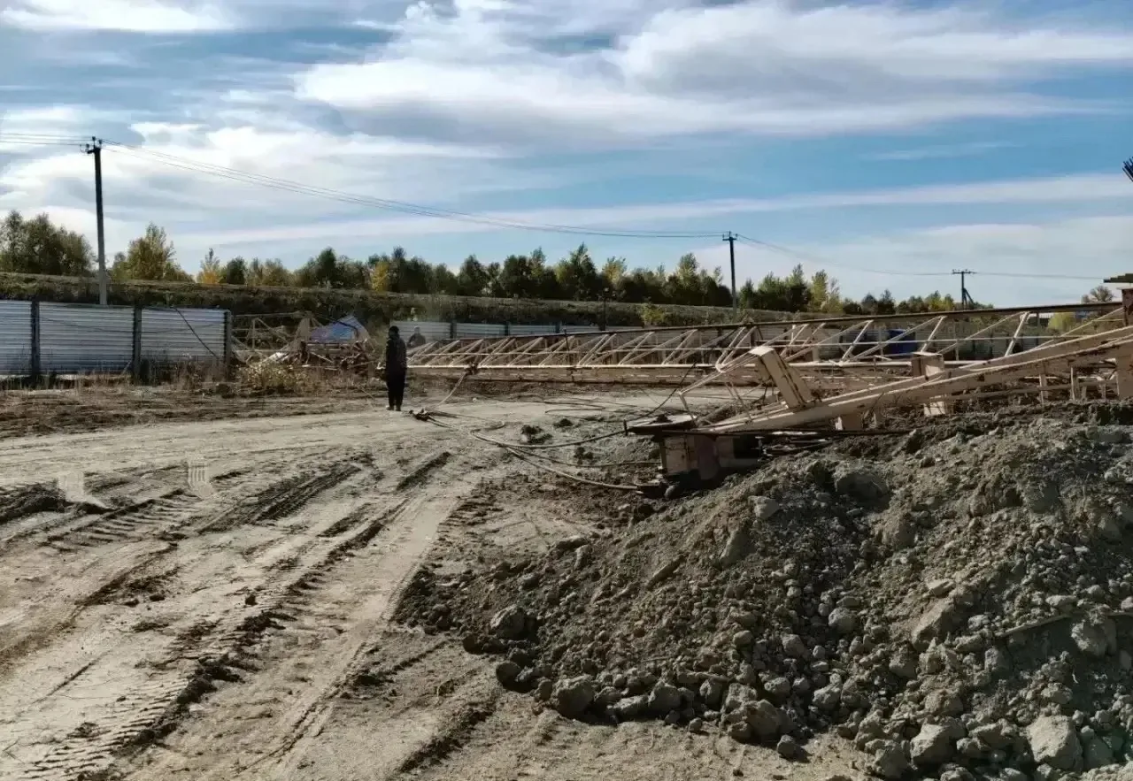 🙏Прыгнувший из кабины падающего крана машинист идет на поправку