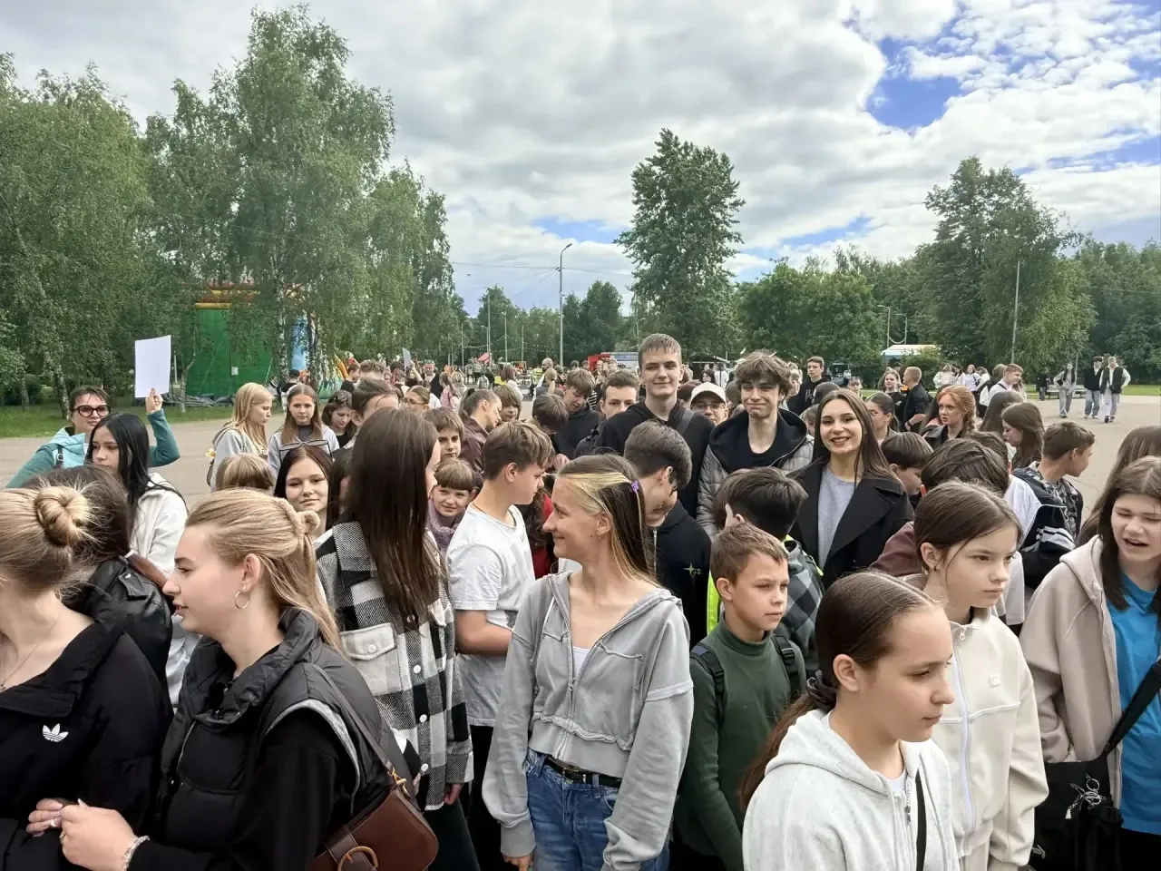Безопасность на двух колёсах: более 200 школьников повторили правила дорожного движения...