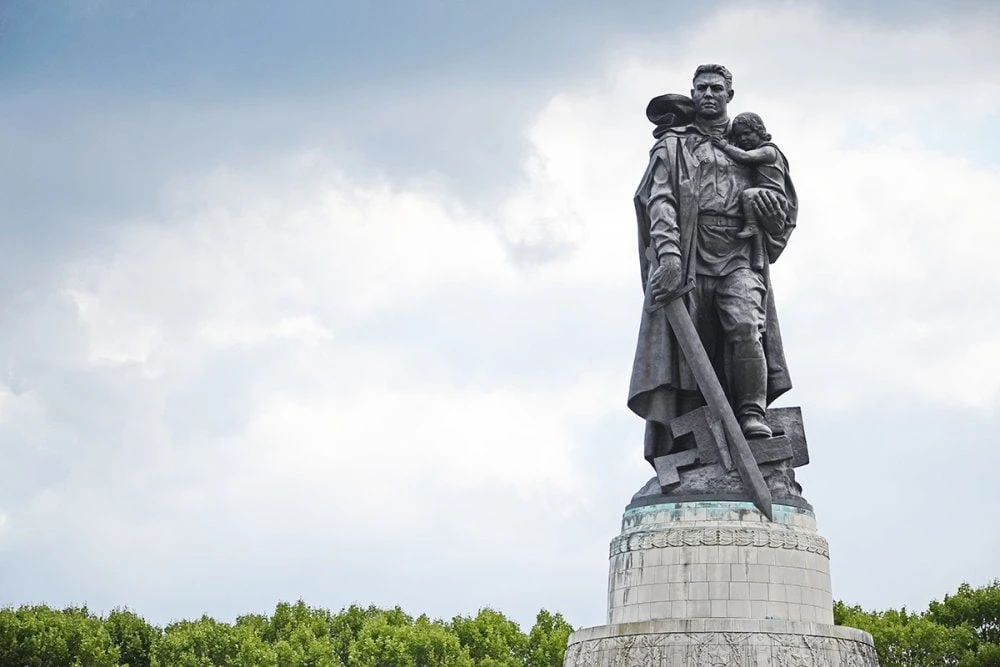 Германия продолжает воевать с советскими памятниками. Просто снести советские военные м...