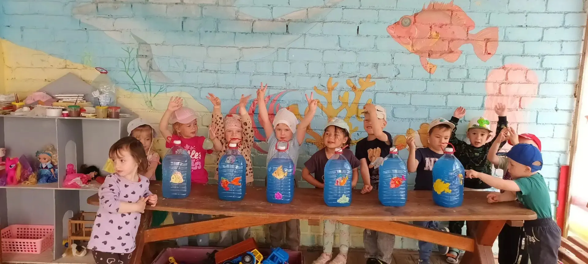 Мы на море побывали, 🌊 
Много рыбок повидали. 🐠 
Краски, кисти в руки взяли, 
Красоту нарисовали �