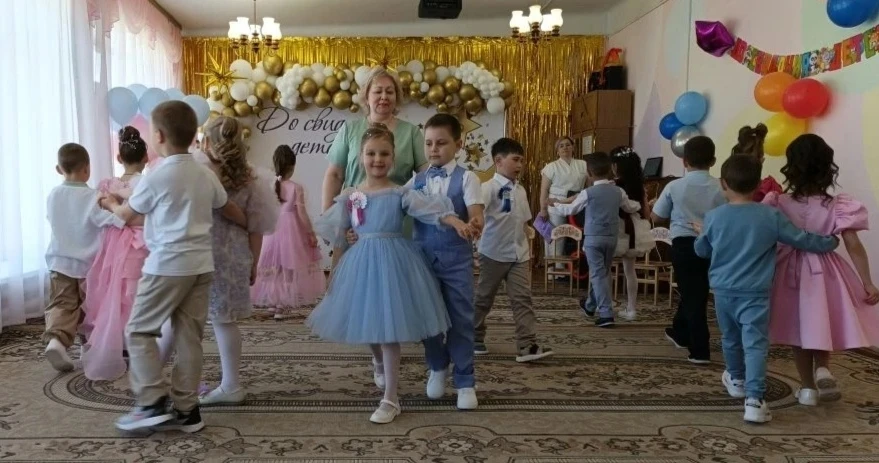 Сегодня прошёл очень трогательный выпускной в подготовительной группе  " Одуванчики".