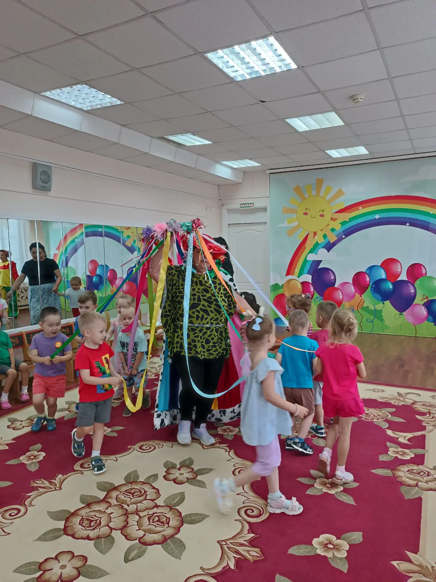 Сегодня в младшей и средней группах прошло веселое развлечение «В гости к Радуге». В му...