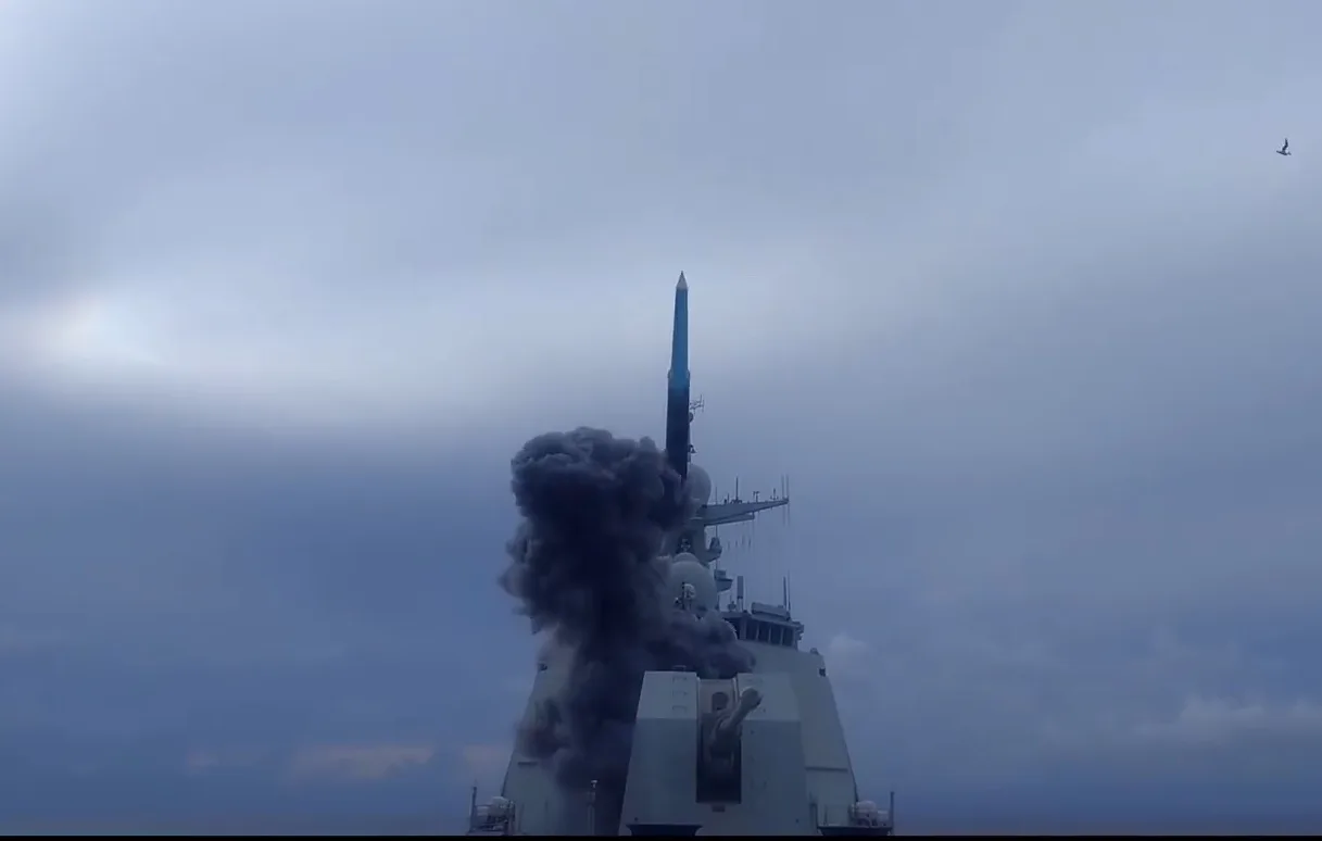 🇨🇳 Первое подтверждение запуска с ракетного эсминца Тип 052D ВМС НОАК новой гиперзвуковой противок