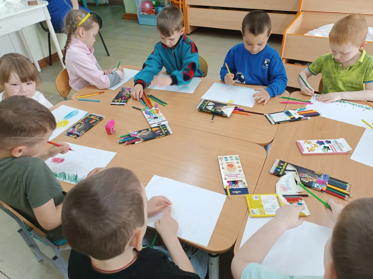 🪴 "Гномики" сегодня ухаживали за комнатными цветами; называли, что может сделать Землю...
