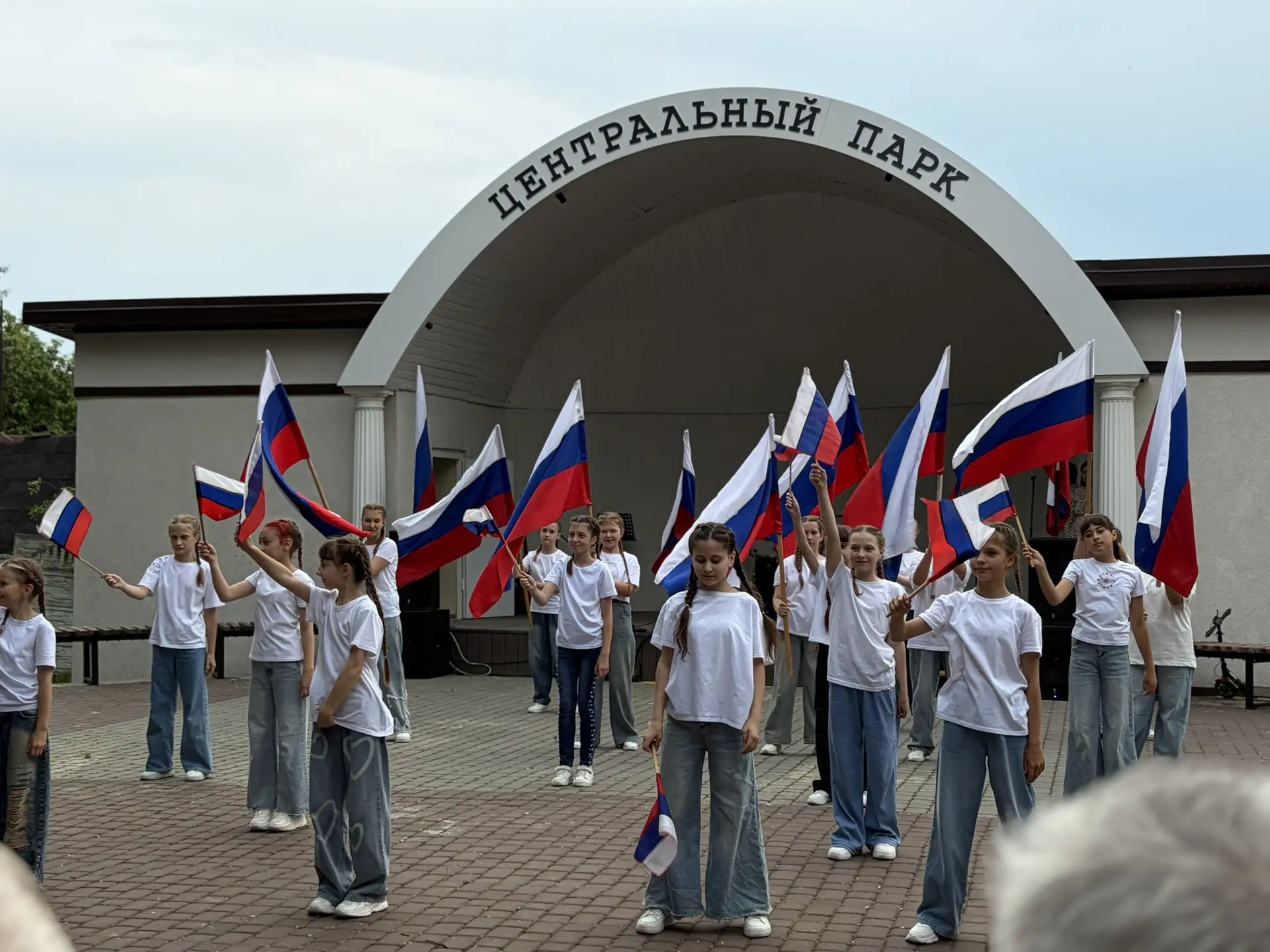 В честь государственного праздника — Дня России — в парке имени Ленина состоялся яркий концерт «Роди