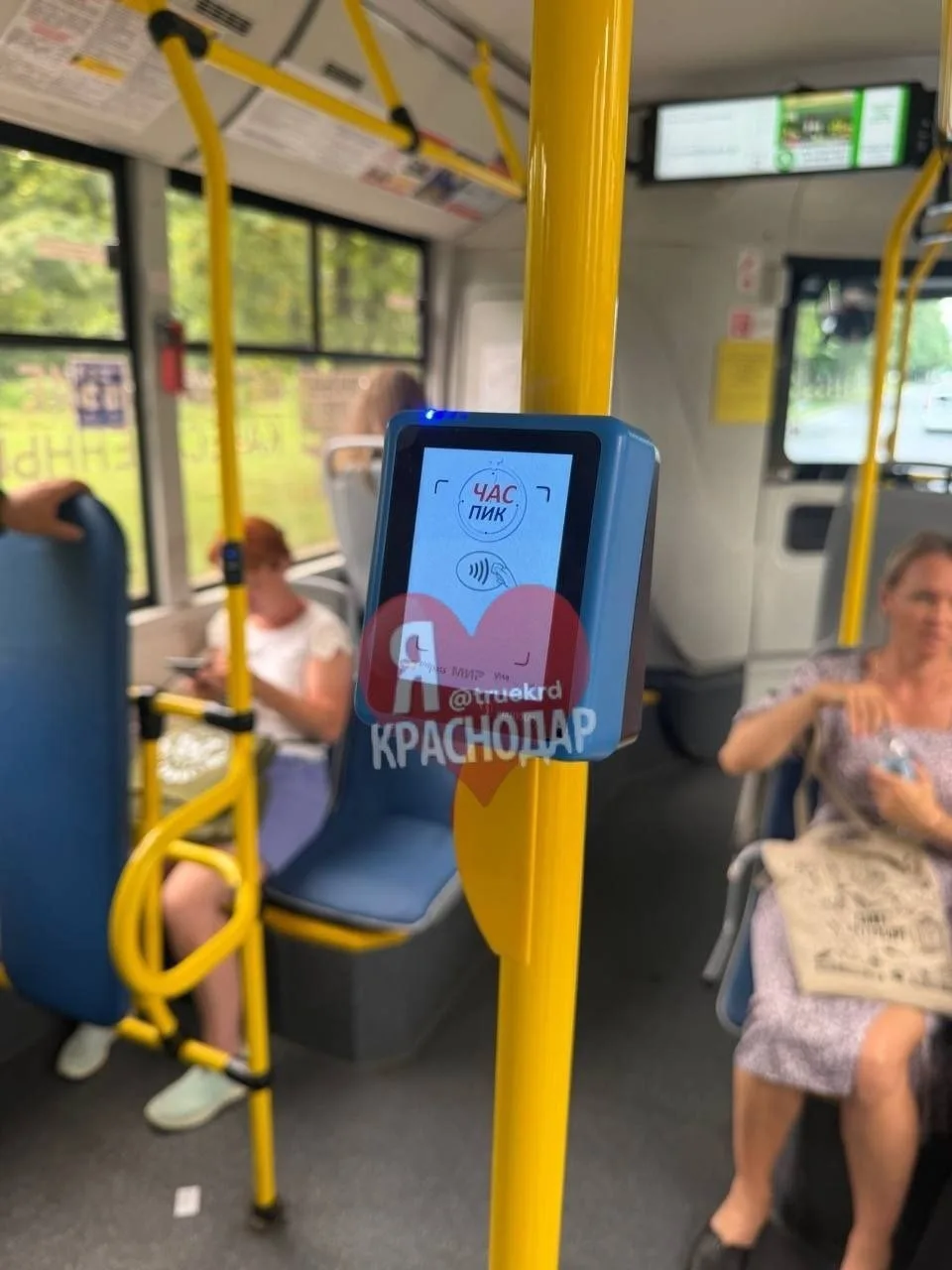 В краснодарских автобусах начали устанавливать терминалы бесконтактной оплаты.