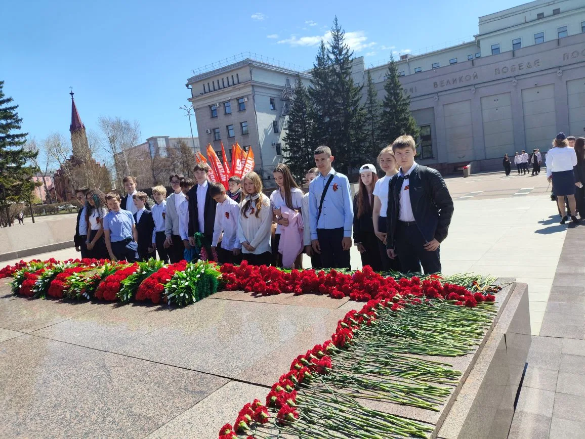 🌺🇷🇺 ПОКЛОНИМСЯ ВЕЛИКИМ 🇷🇺🌺  7 мая ученики 7М класса посетили Вечный огонь и возложили цветы в память