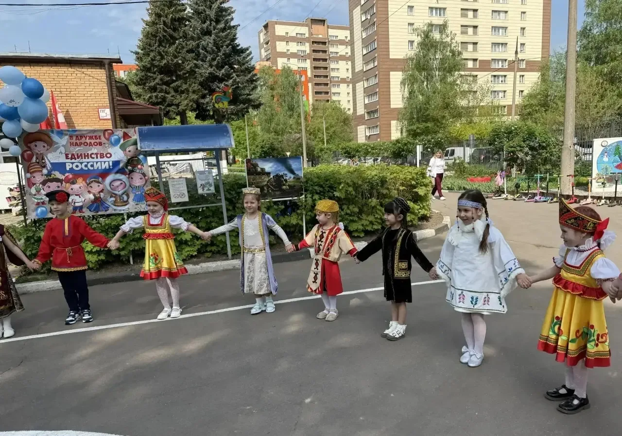 МИР  МАЙ ТРУД  Замечательная идея - объединить Первомай с народными традициями! Сегодня мы перемести