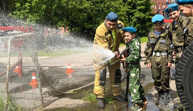 «Молодые десантники» Зеленограда посетили пожарную часть на Солнечной аллее