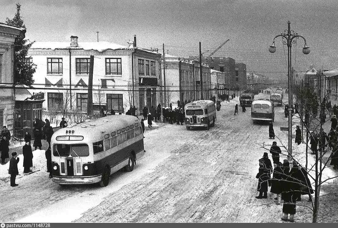 Московская улица, остановка у центрального универмага.
1952 год.