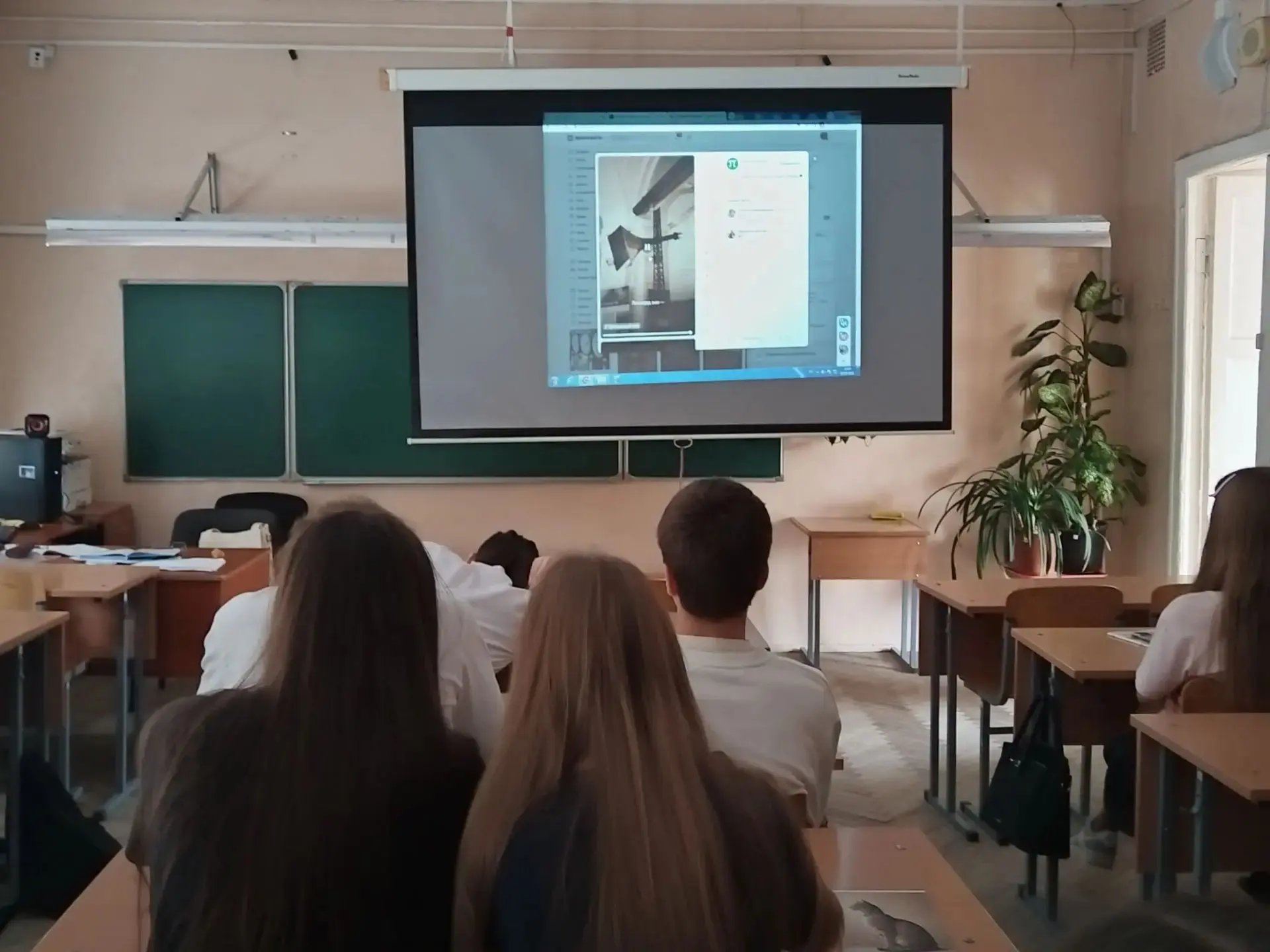 В 10 абв, 9а, 7а классах ученики посмотрели видео "Ленинградский репродуктор - неотъемл...