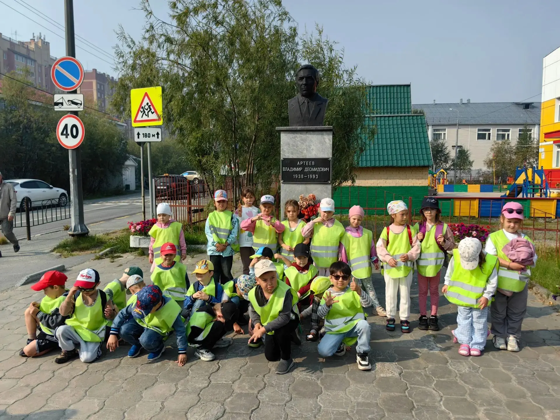 Сегодня дети группы "Журавлята" отправились на экскурсию к памятнику "Хлеб нашей памяти...