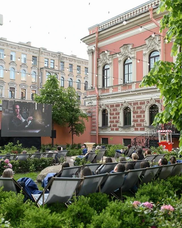 Идём в атмосферный кинотеатр под открытым небом