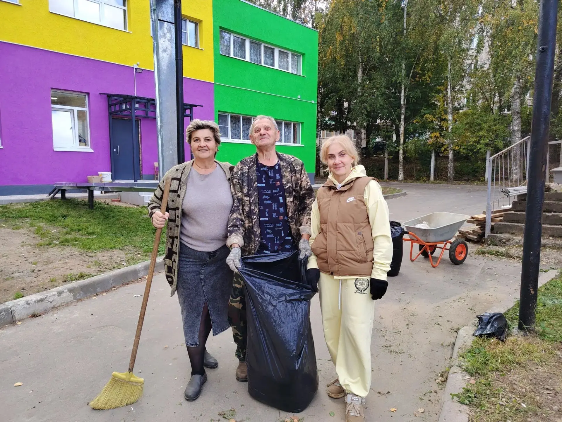 Сегодня слова благодарности летят в адрес тех родителей, кто помогает нам благоустраива...