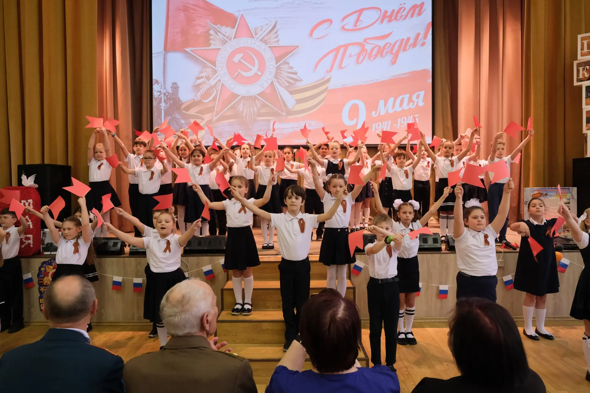 🎭 9 Мая в сердце каждого: праздничный концерт в нашей школе  Песни, стихи, слёзы на глазах — всё это