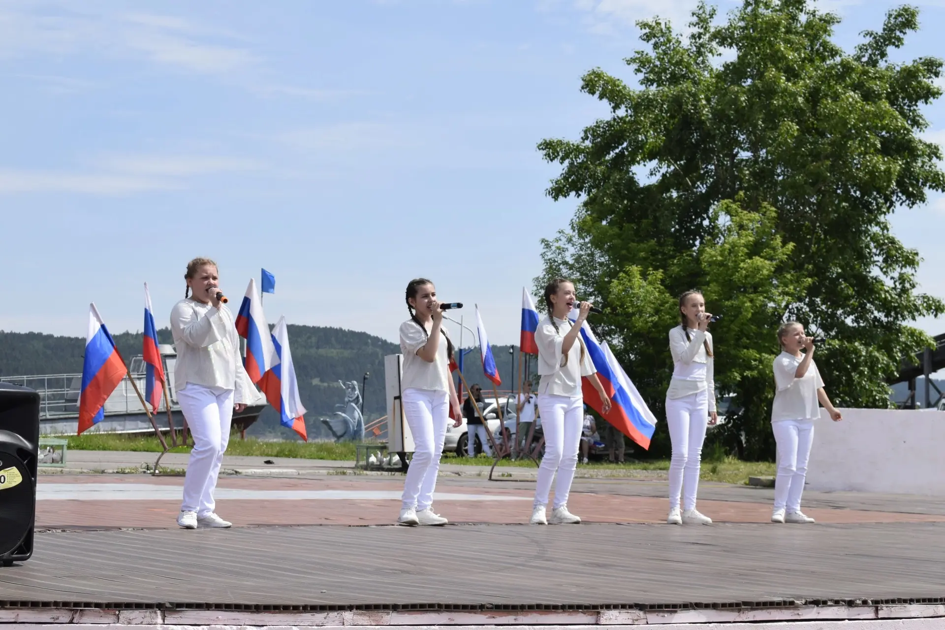 13 июня на Городской площади «Свирская Ривьера» прошел праздничный концерт, посвященный Дню России. 