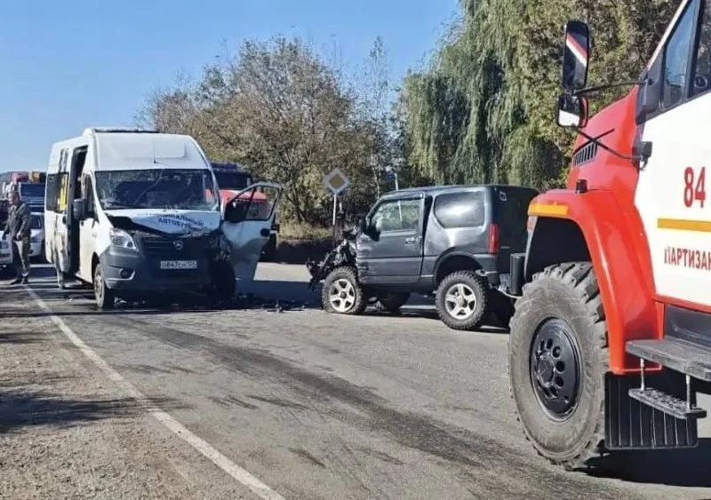 В ДТП с участием маршрутного автобуса и внедорожника пострадали четыре человека. Госавт...