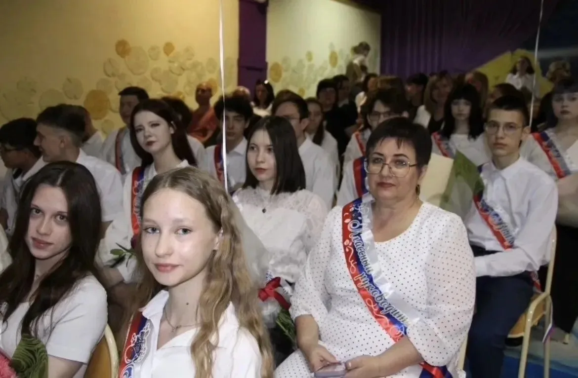 26 мая в школе прозвенел последний звонок для наших выпускников 9-х  и 11 классов.🎊 Последний звонок