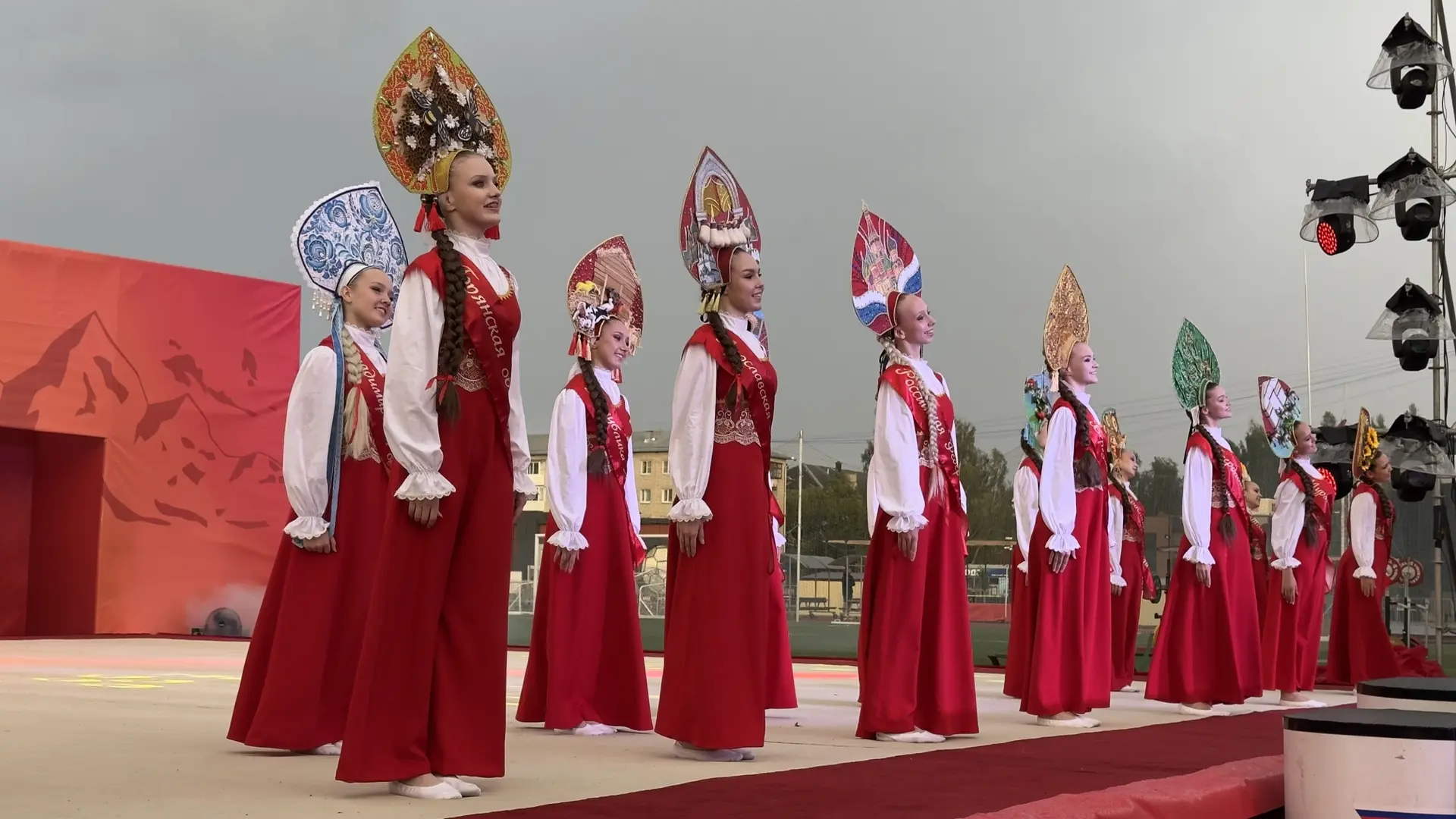 Посмотрите, какого контраста добавили тучи и дождь 😍

Подпишись на Говорит Берёзовский