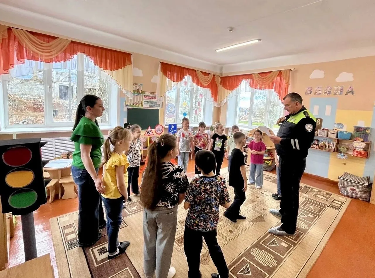 🚔Сотрудники Каменской Госавтоинспекции провели увлекательное мероприятие для юных участников дорожно