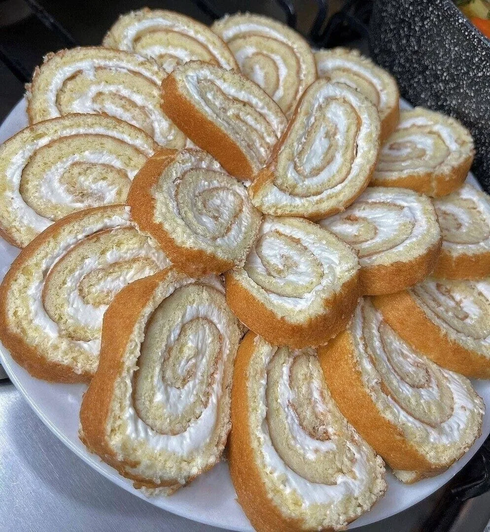 СУПЕР ПРОСТОЙ И БЫСТРЫЙ РУЛЕТ К ЧАЮ 🍥    ❄ ИНГРЕДИЕНТЫ:  Яйца – 3 шт  Сахарный песок – 100 грамм  Му