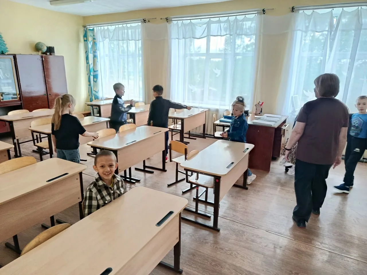 Сегодня наши дошкольники сходили в школу, где они смогли познакомиться с первым учителе...
