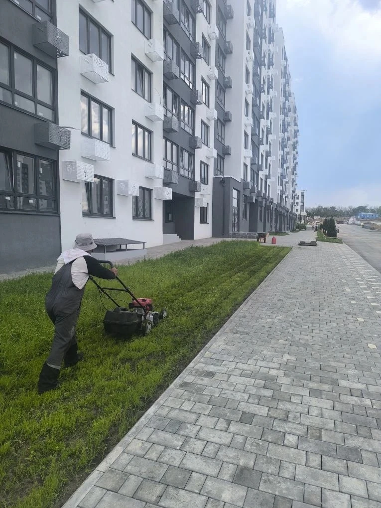 🌿 В ЖК «Сияй город» на еженедельной основе ведётся покос газонной травы и полив растений на придомо