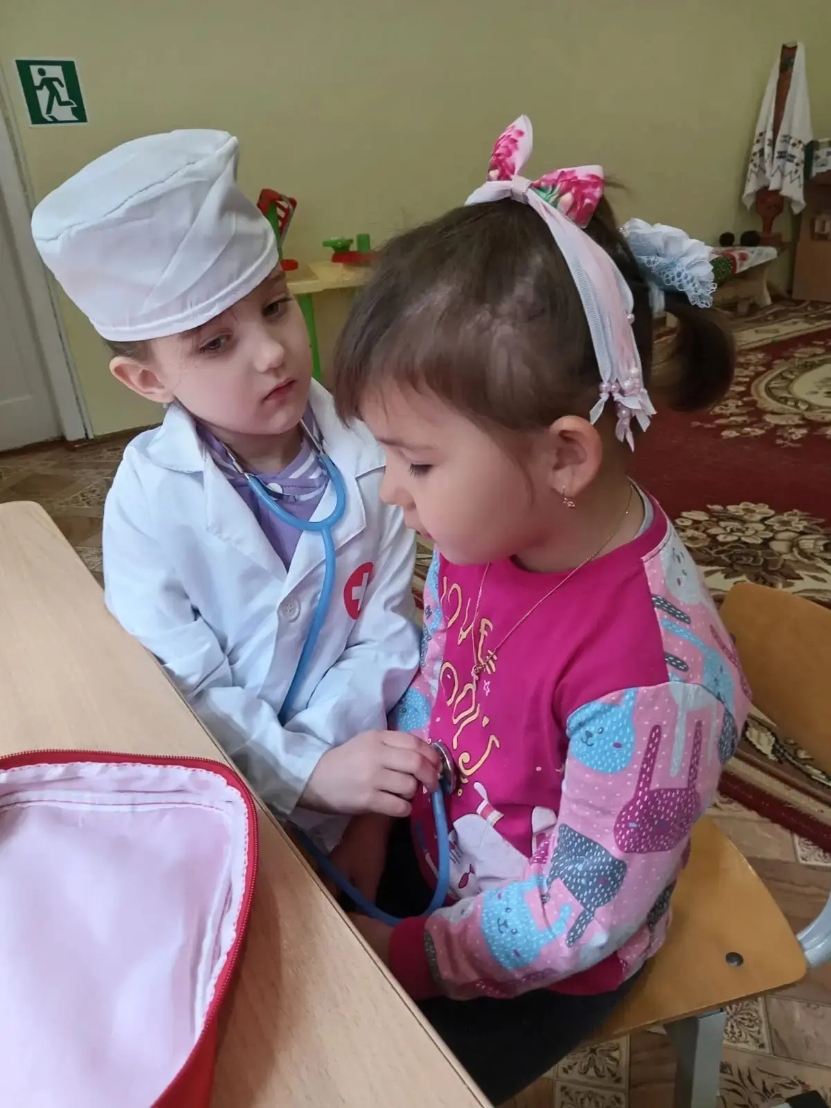 Первые шаги к будущей профессии ребёнок делает в самом раннем детстве. Именно тогда применяются роли