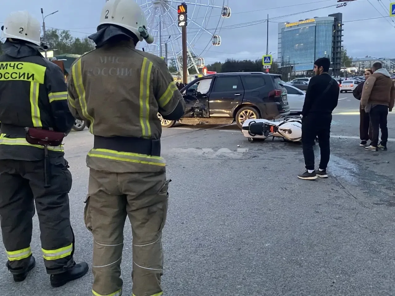 🚨 МОТОЦИКЛИСТ СНОВА ПОД КОЛЕСАМИ: серьезное ДТП произошло в Кирове