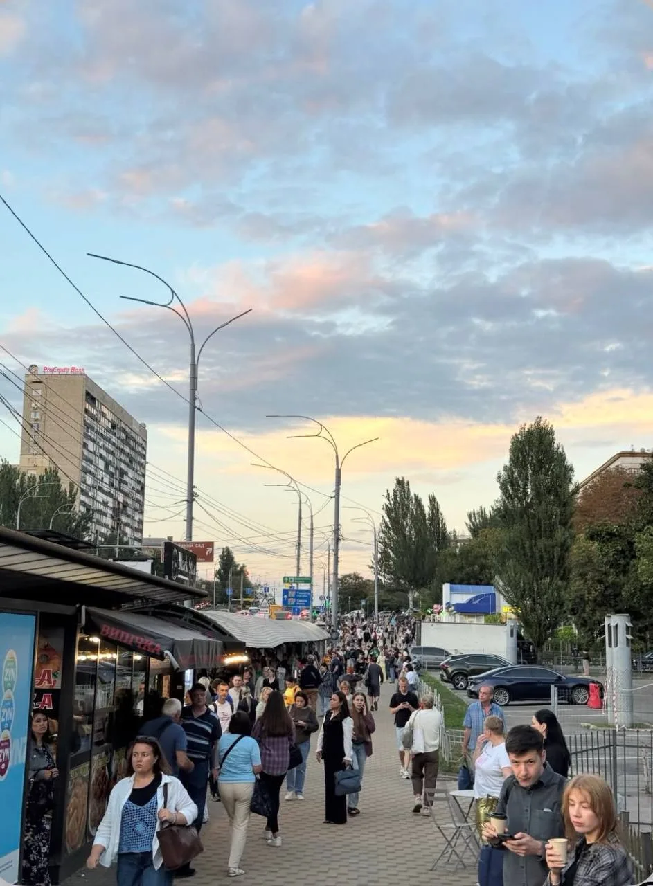 В Киеве образовались огромные пробки на дорогах, ведущих с правого берега на левый, из-...