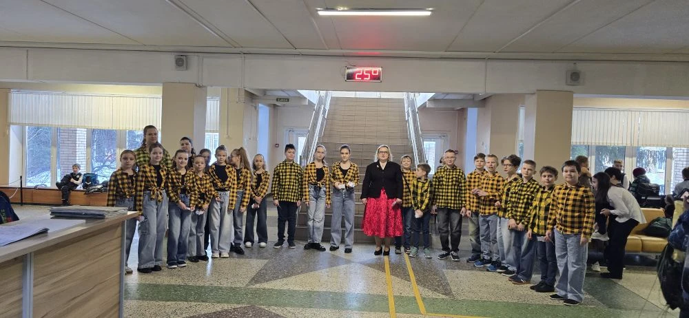 Сегодняшний учебный день в нашей школе начался с особой, тёплой атмосферы. С самого утра учащиеся 4 
