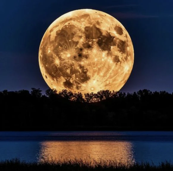 🌕 "Осетровое" Полнолуние 28 августа 2026 года в 07:18 (мск) проходит оно в знаке Рыб.
