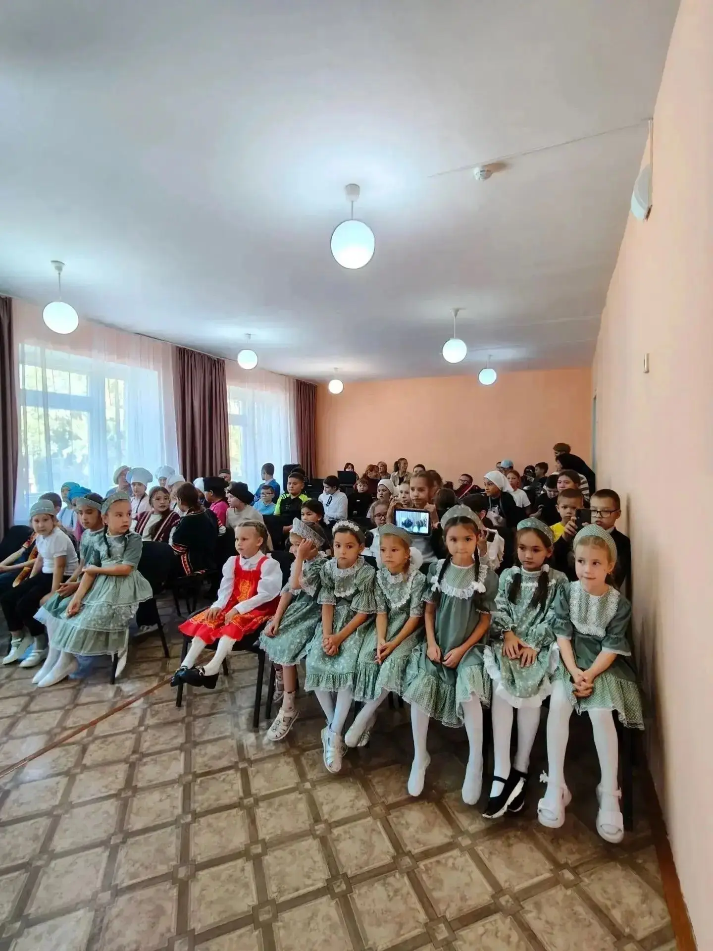 Сегодня в Доме пионеров и школьников прошёл праздник национального костюма «Многоцветие...