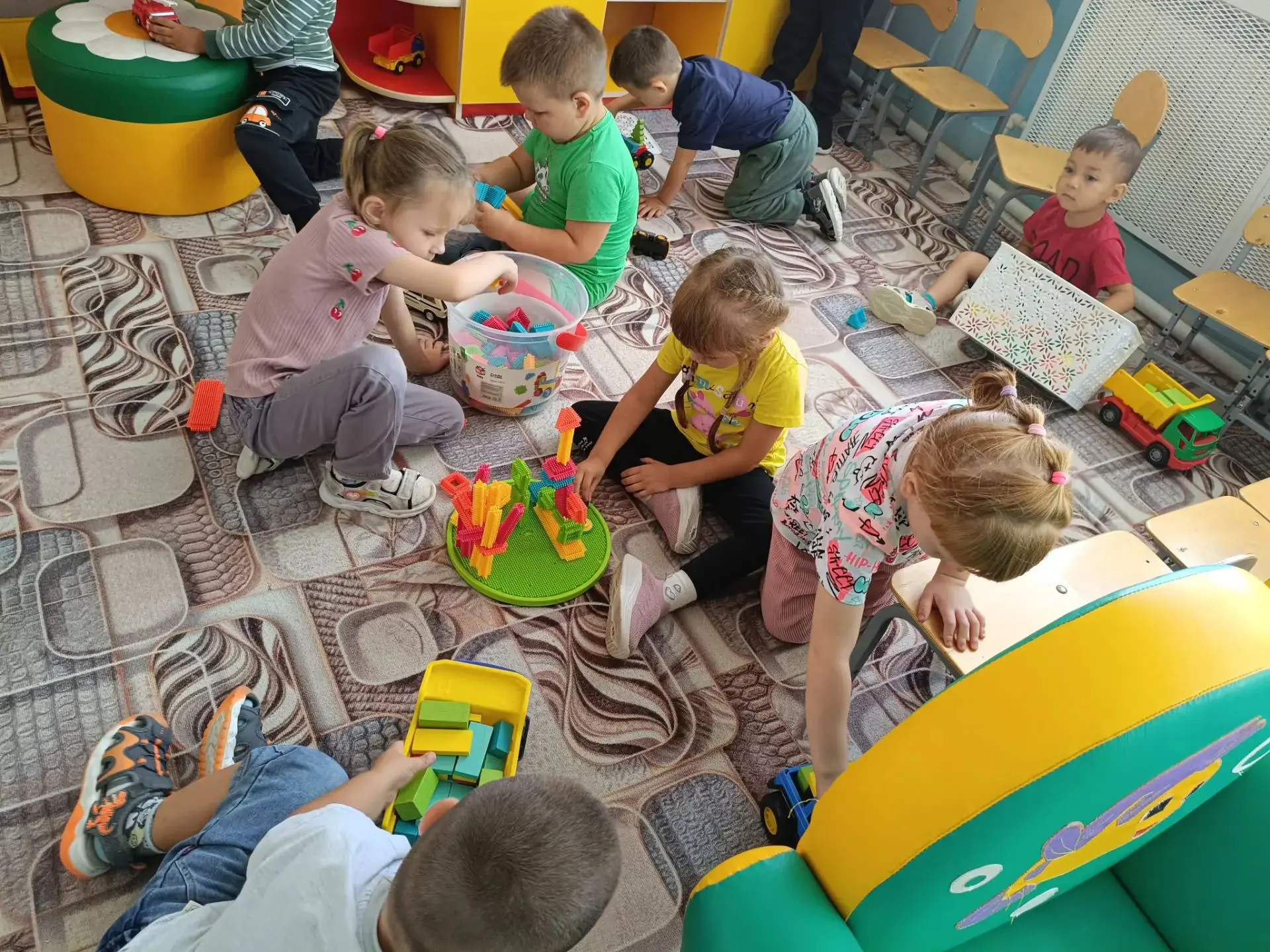 В рамках Года дошкольного образования и тематической недели "Мир профессий"  в средней ...