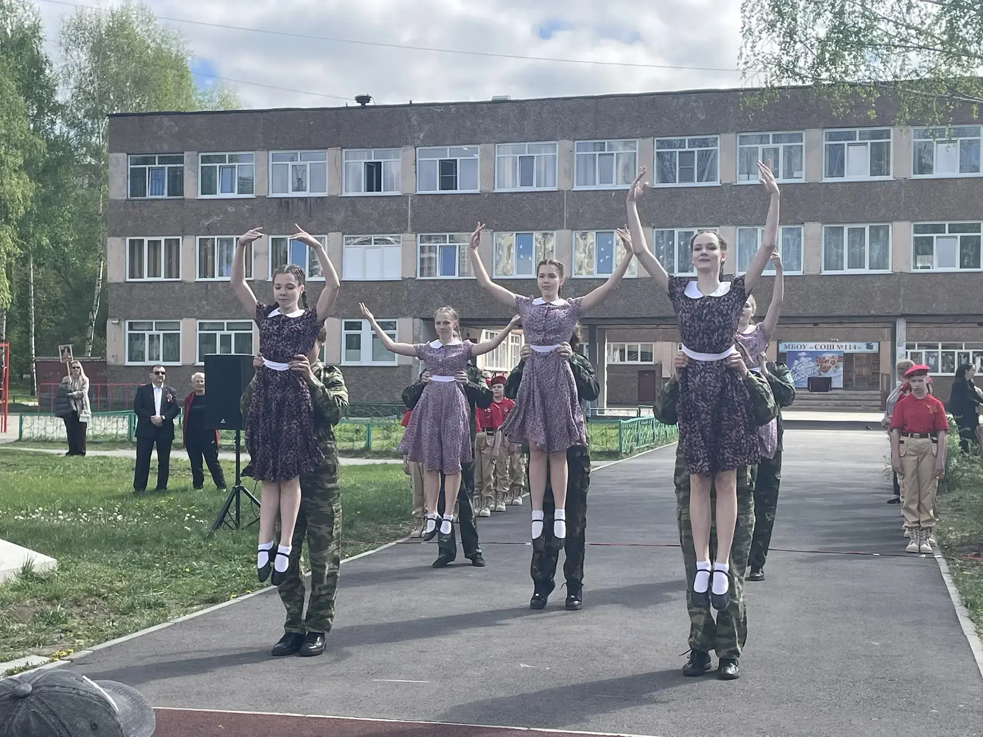 «Бессмертный полк» в школе №114: память, гордость, благодарность 🕯️  🇷🇺  7 мая в МБОУ «СОШ №114» про