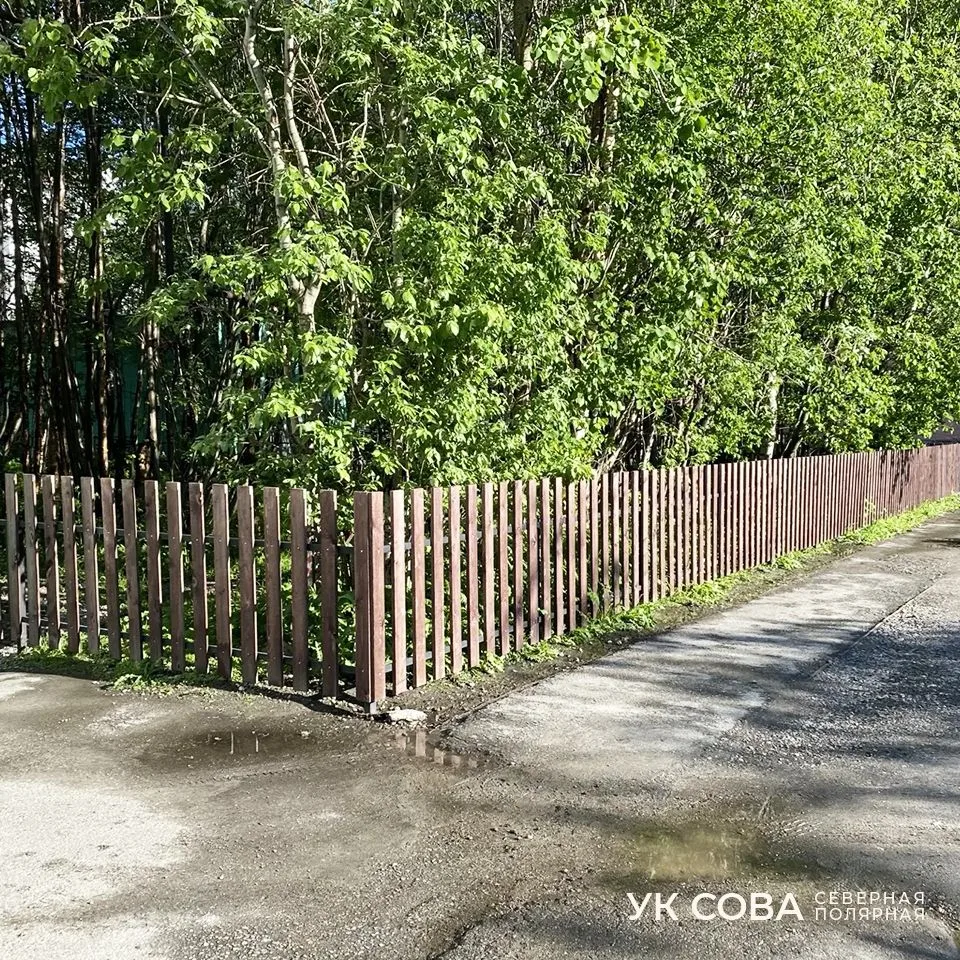 Продолжаем работы по благоустройству дворов:

На ул. Полярные Зори, 24 уже стоит новый заборчик и ра