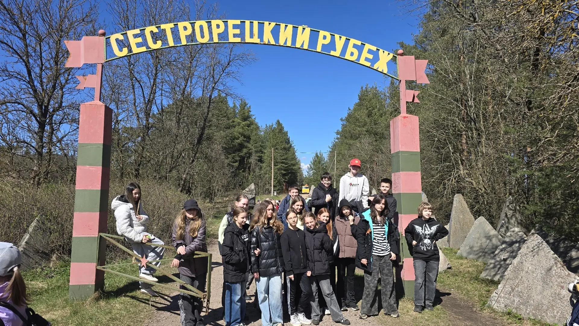 «Никто не забыт, и ничто не забыто»🔥  В преддверии 9 мая, ученики 5«Б» и 6«Б»посетили  мемориальный 