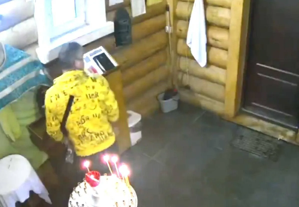 В Калининском округе задержали 34-летнего рабочего, который украл 10 тысяч рублей из пр...