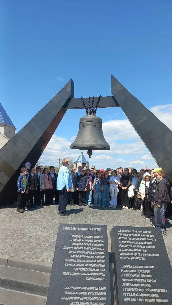 Ученики 3 - А и 3 - В классов посетили особое, глубоко трогающее место — мемориал в совхозе «Красный