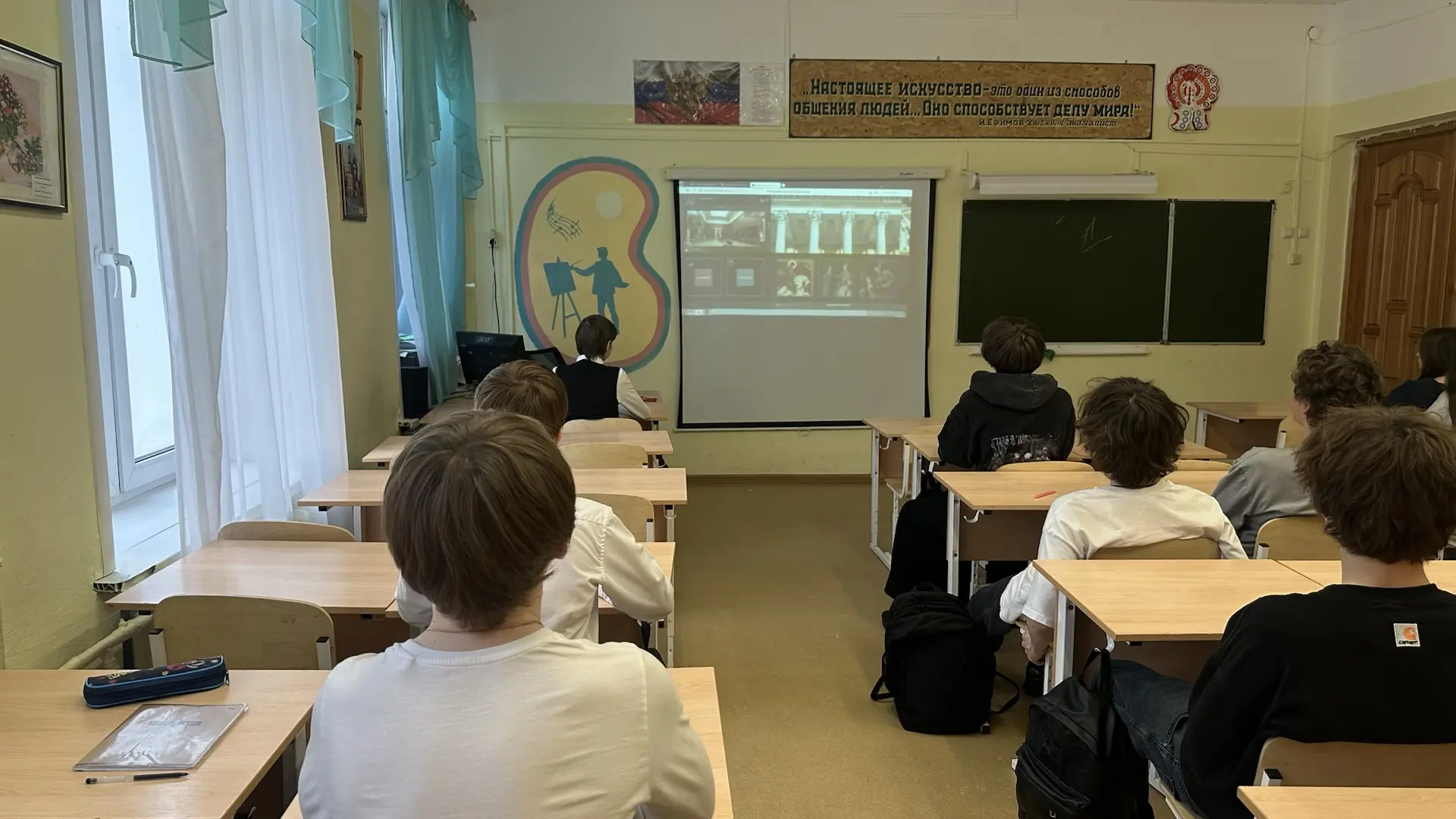 🎨 Виртуальные путешествия по музеям: Эрмитаж и Государственный музей! 🏛️  Ученики нашей средней школ