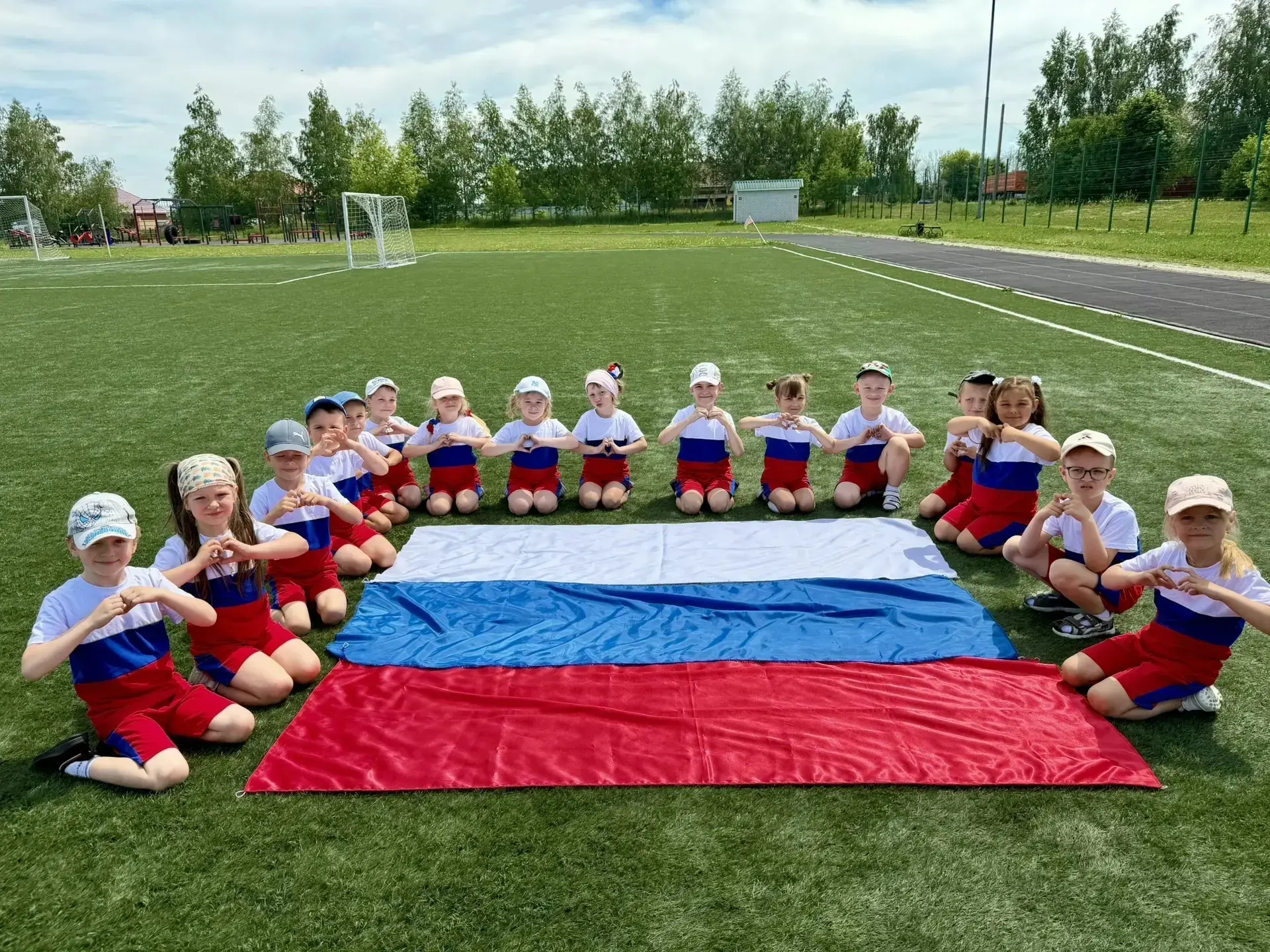 🎉 С Днём России! 🎉
Сегодня в нашем детском саду прошло праздничное мероприятие, посвящённое Дню Ро