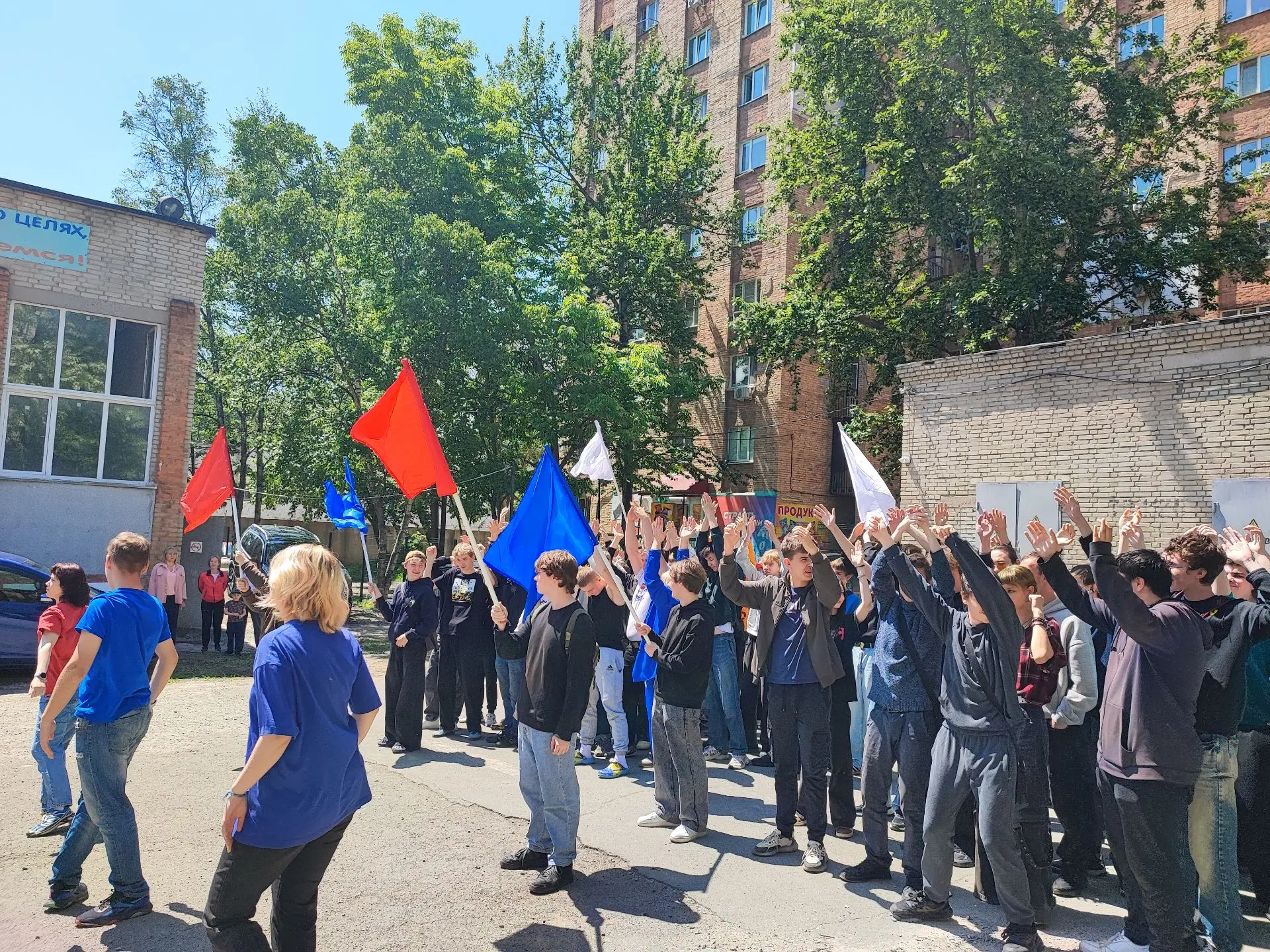 День России в КМТ 🤍💙❤️

В День России в нашем колледже студенты-волонтёры прошли по группам и пров