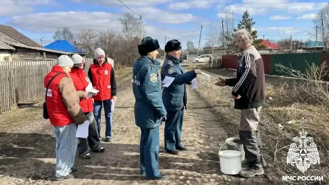 🤝🏽 Правила безопасности — каждому дому   🔹 Сотрудники МЧС России совместно с участниками движения «П