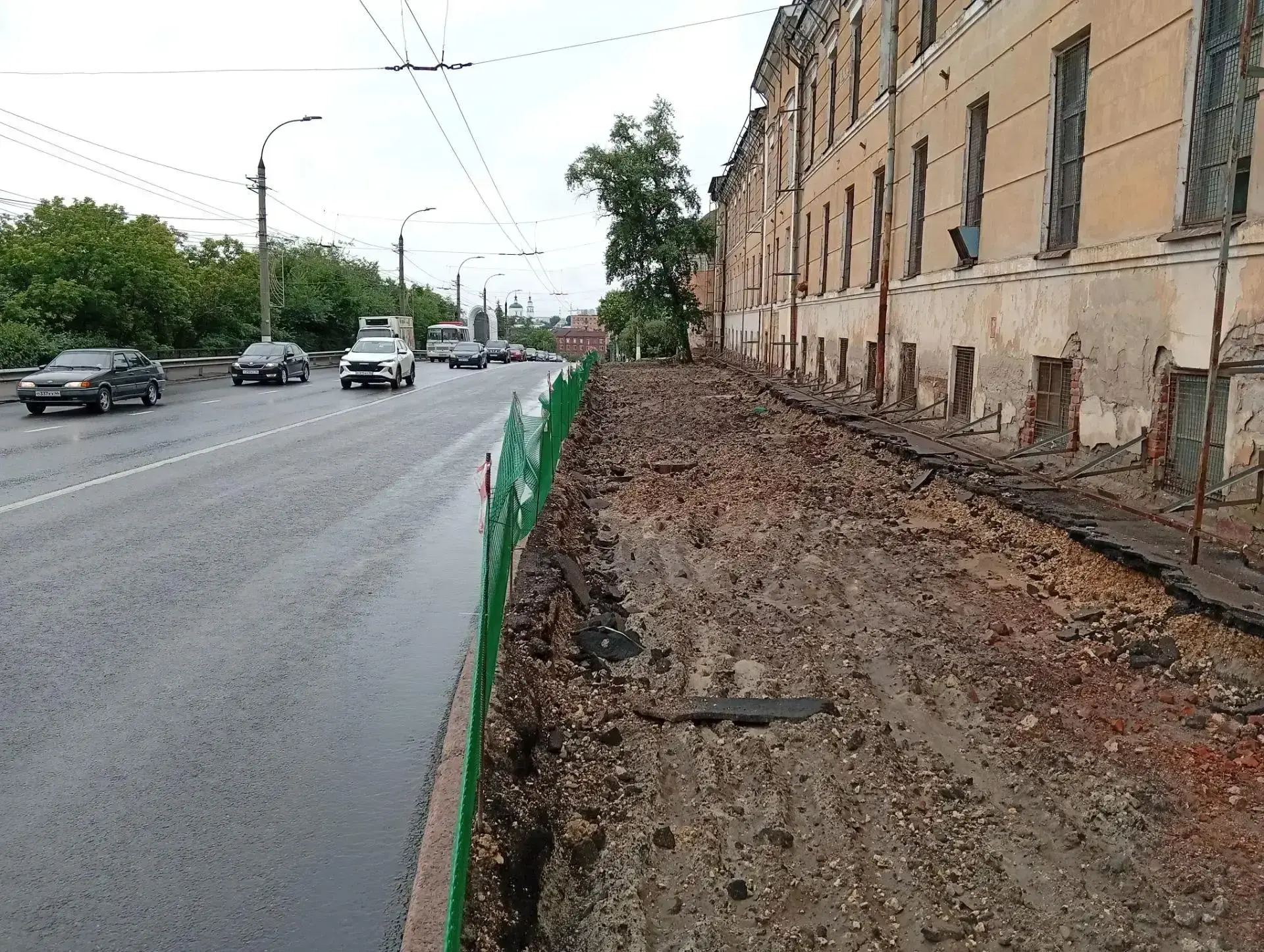 В Курске ремонтируют тротуар на улице Сонина