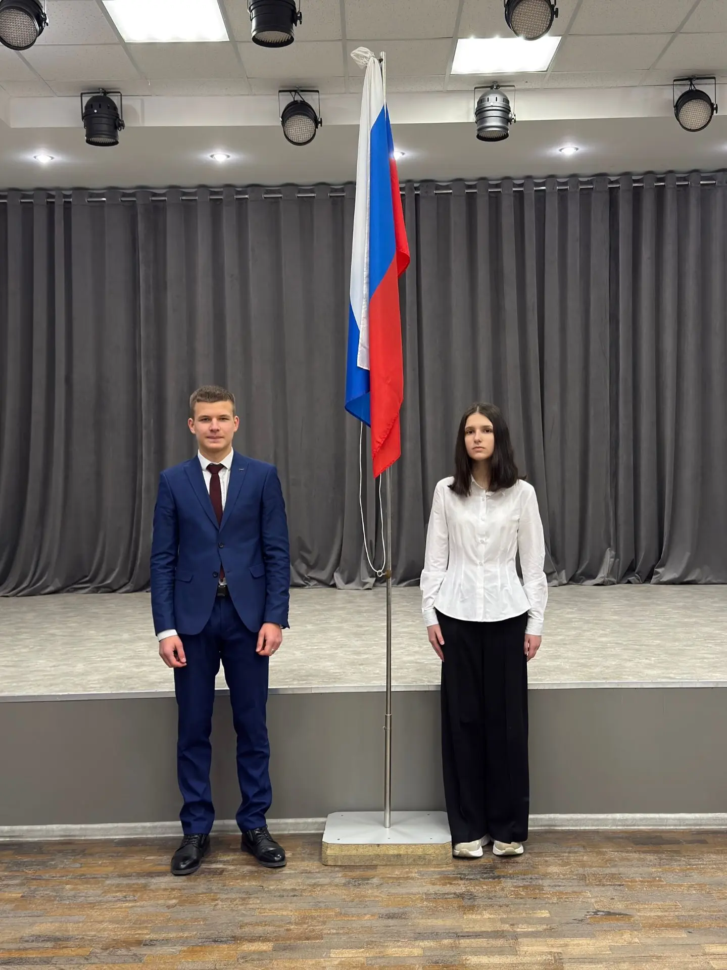 Торжественным поднятием флага началась новая учебная неделя  В понедельник в школе состоялась традиц
